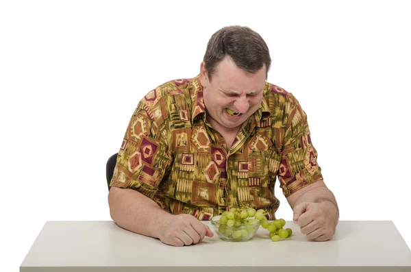 Hombre degustación de uvas agrias — Foto de Stock