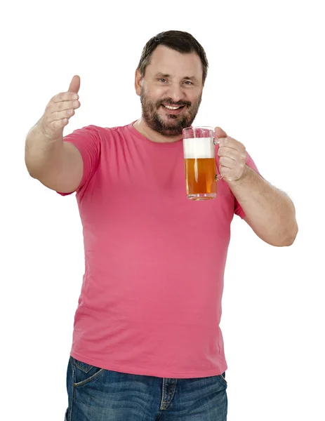 Улыбающийся бородатый мужчина приглашает отведать пива — стоковое фото