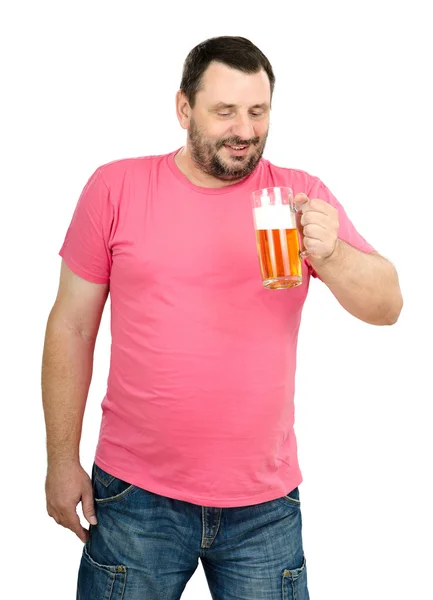 O homem vai beber uma cerveja de uma só vez. — Fotografia de Stock