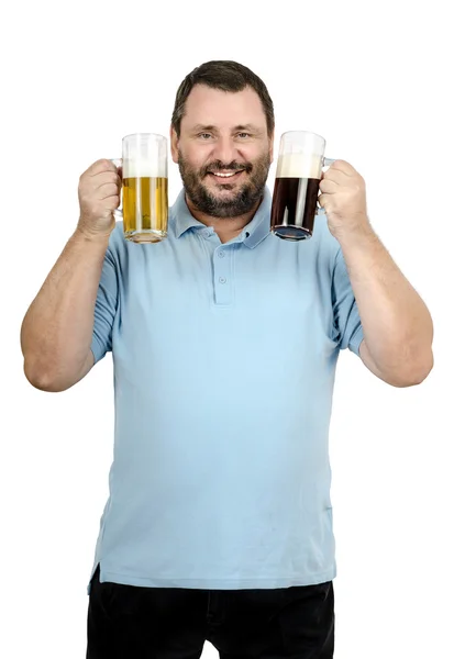 Homem gosta de mistura de cerveja leve com escuro robusto — Fotografia de Stock