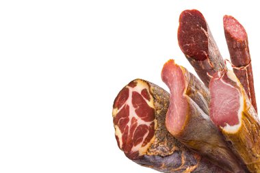 Jambon, sosis, jambon, jambon, beyaz arka planda pastırma. Etli meze, pankart, menü. Boşluğu kopyala.