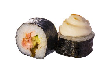 Beyaz arka planda bir çift suşi rulosu. Suşi dürümlü lezzetli Japon yemeklerini yakından çek..