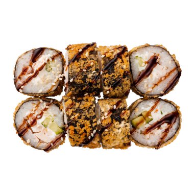 Beyaz arka planda 6 miligram suşi. Sushi dürümlü lezzetli Japon yemeklerini yakından çek. Üst görünüm