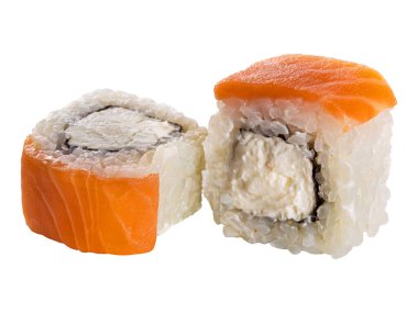 Beyaz arka planda bir çift suşi rulosu. Suşi dürümlü lezzetli Japon yemeklerini yakından çek..