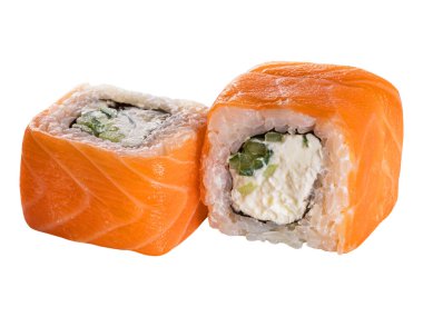 Beyaz arka planda bir çift suşi rulosu. Suşi dürümlü lezzetli Japon yemeklerini yakından çek..