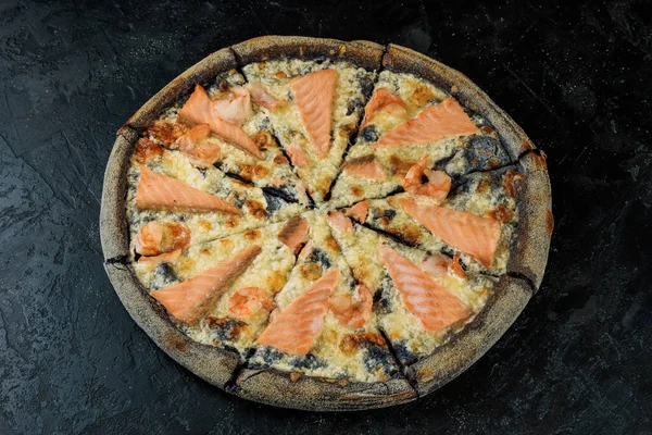 Pizza Savoureuse Sur Fond Béton Noir Vue Dessus Pizza Chaude — Photo