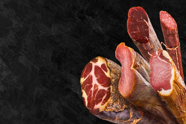 am, sosis, jambon, jambon, pastırma. Et, pankart, menü, siyah arka plan. Boşluğu kopyala.