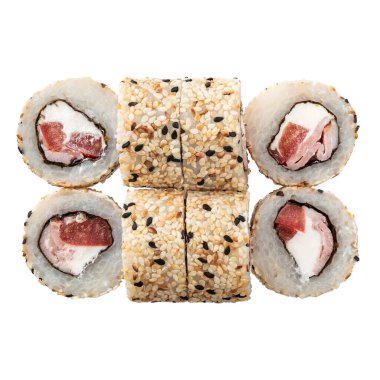 Beyaz arka planda 6 miligram suşi. Sushi dürümlü lezzetli Japon yemeklerini yakından çek. Üst görünüm