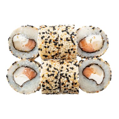 Beyaz arka planda 6 miligram suşi. Sushi dürümlü lezzetli Japon yemeklerini yakından çek. Üst görünüm