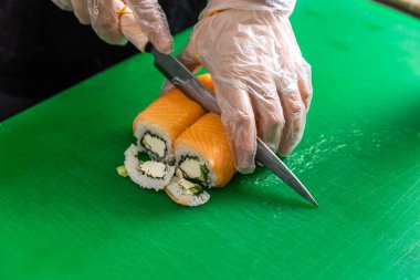 Kadın eli Japon dürümü yapıyor.