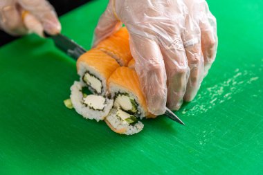 Kadın eli Japon dürümü yapıyor.