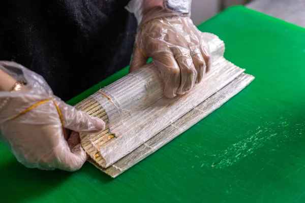 Γυναικεία Χέρια Που Φτιάχνουν Γιαπωνέζικα Ρολά — Φωτογραφία Αρχείου