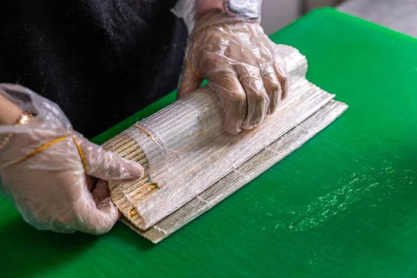 Les Mains Femme Faisant Des Rouleaux Japonais — Photo