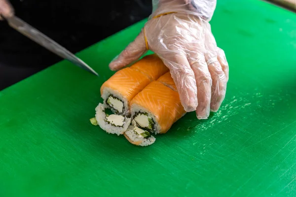 Las Manos Mujer Haciendo Rollos Japoneses —  Fotos de Stock