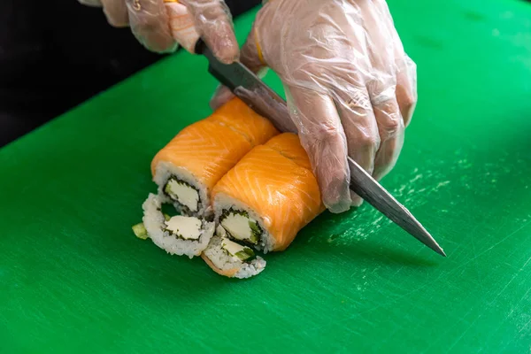 Las Manos Mujer Haciendo Rollos Japoneses — Foto de Stock