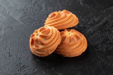 Sağlıklı gıda konsepti. Siyah taş zemin üzerinde fotokopi alanı olan ev yapımı organik enerji kurabiyeleri