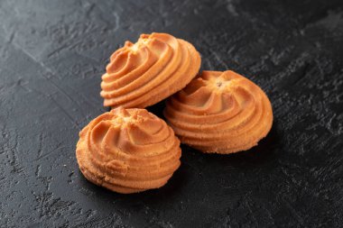 Sağlıklı gıda konsepti. Siyah taş zemin üzerinde fotokopi alanı olan ev yapımı organik enerji kurabiyeleri