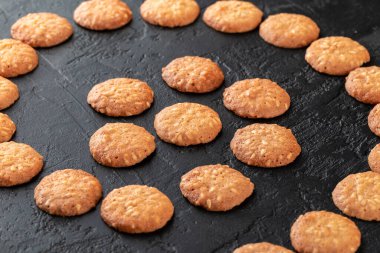 Sağlıklı gıda konsepti. Siyah taş zemin üzerinde fotokopi alanı olan ev yapımı organik enerji kurabiyeleri