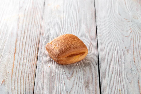 Freshly Baked Tasty Bun White Wooden Table Tasty Baked Goods — Stock Photo, Image
