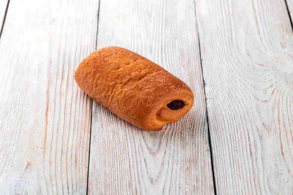 Freshly Baked Tasty Bun White Wooden Table Tasty Baked Goods — Stock Photo, Image