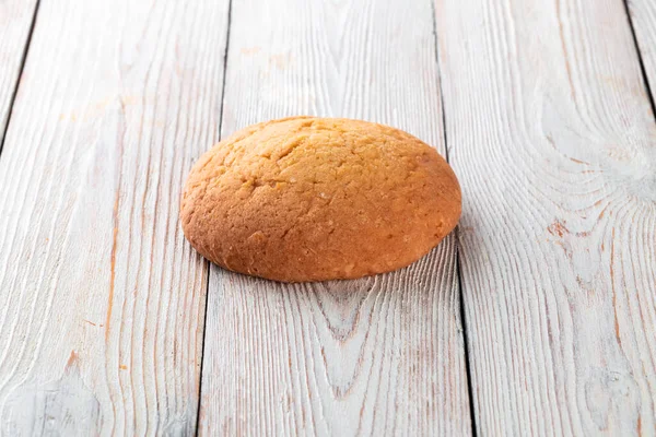 Pão Saboroso Recém Assado Uma Mesa Madeira Branca Produtos Padaria — Fotografia de Stock