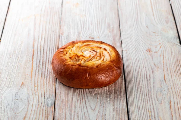Beyaz Ahşap Bir Masada Taze Pişmiş Lezzetli Çörek Pastaneden Gelen — Stok fotoğraf
