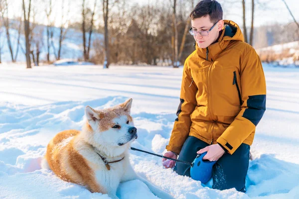 Junger Mann Mit Akita Inu Hund Park Verschneite Winterlandschaft Sonniger — Stockfoto