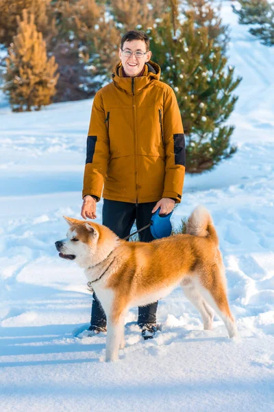 Egy Fiatalember Akita Inu Kutyával Parkban Havas Téli Háttér Napsütéses Stock Kép