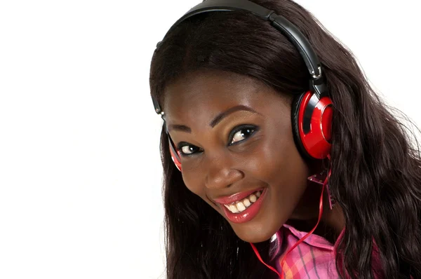 Smiling African American woman listening to music with headphone — Stock Photo, Image