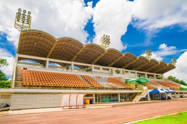 Mavi gökyüzü üzerinde boş Stadyumu