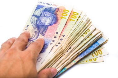 Güney Afrikalı adamın yeni banknot elinde beyaz izole