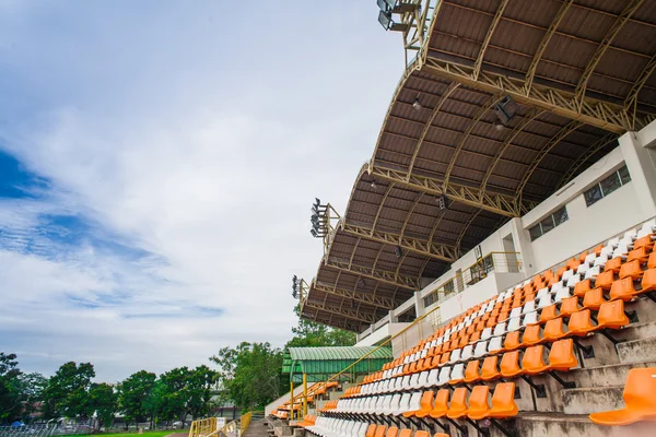 Stadyum ve mavi gökyüzü ile koltuk — Stok fotoğraf