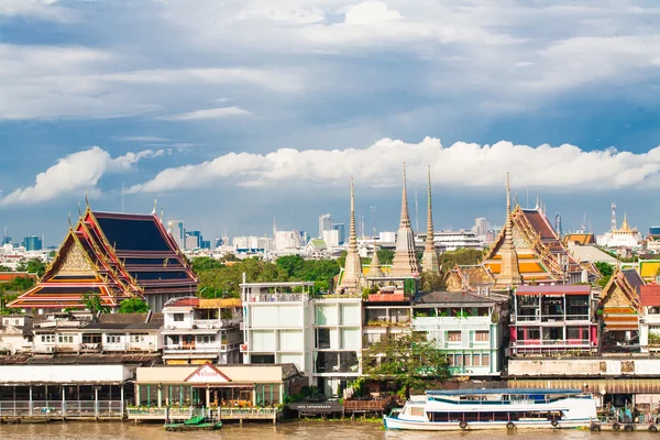Paysage du palais royal thaïlandais avec ciel bleu — Photo