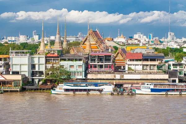 Paysage du palais royal thaïlandais avec navire sur ciel bleu — Photo