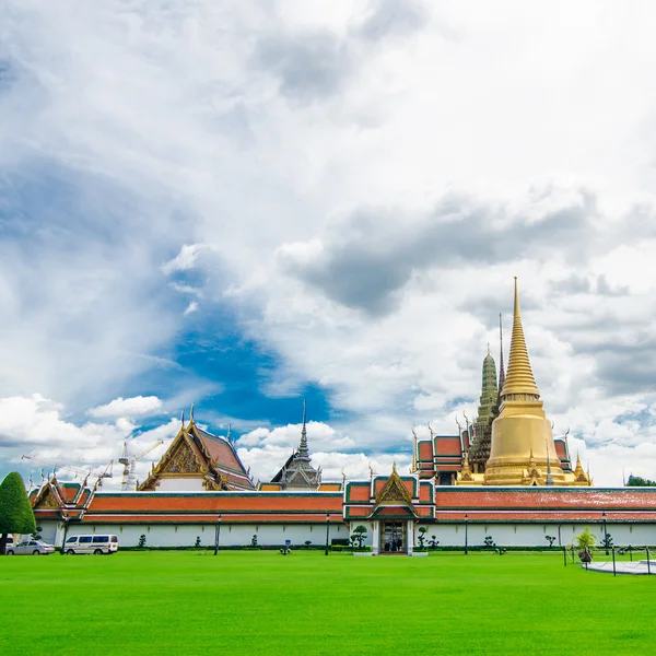 Thaise tempel is een plek voor religieuze activiteit — Stockfoto