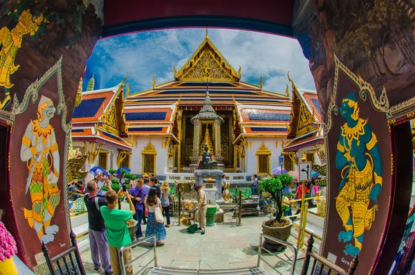 Wat Phra Kaew, Tempio dello Smeraldo Buddha, vista dalla porta — Foto Stock