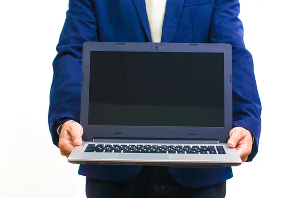 Hombre de negocios sosteniendo una computadora portátil —  Fotos de Stock