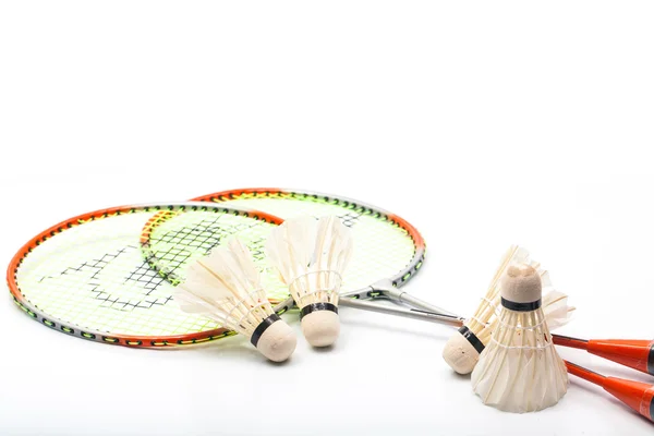 Badminton raketi ve mekik horozu beyazda izole edilmiş. — Stok fotoğraf