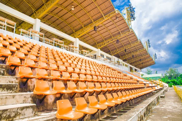 푸른 하늘 가진 경기장에 주황색 좌석 — 스톡 사진