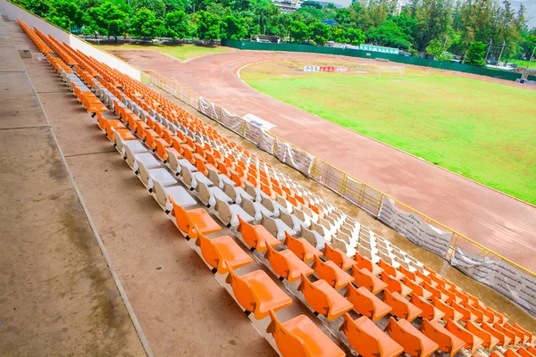 Yeşil alan ile Arena stadyum koltukları — Stok fotoğraf
