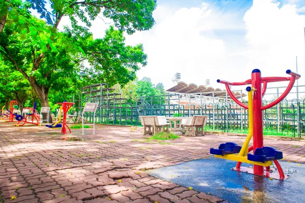 Fitness berendezések a parkban — Stock Fotó