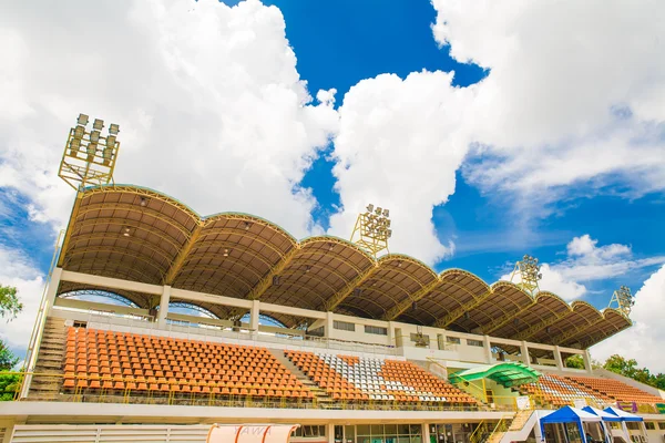 空的足球体育场在蔚蓝的天空 — 图库照片