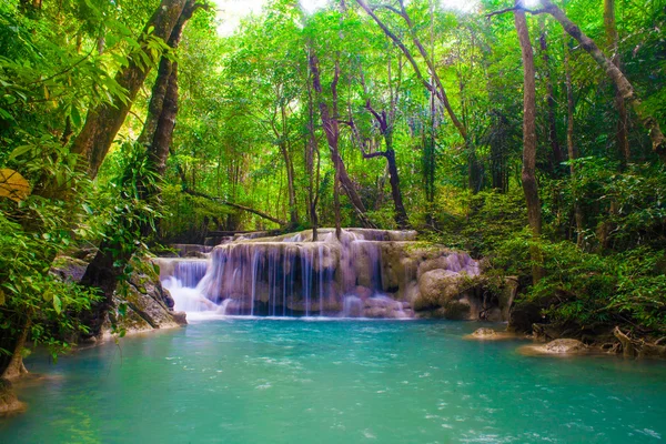 Wodospad w sezonie wiosna znajdujące się w głębokich lasów tropikalnych dżungli — Zdjęcie stockowe