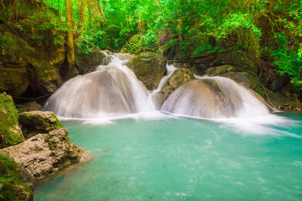 Wodospad piękne (wodospad erawan) w prowincji kanchanaburi — Zdjęcie stockowe