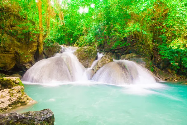 Cascada del bosque selvático en el Parque Nacional de la cascada Erawan — Foto de Stock