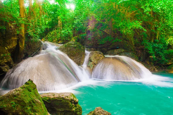 Piękny wodospad (wodospad erawan) w prowincji kanchanaburi — Zdjęcie stockowe