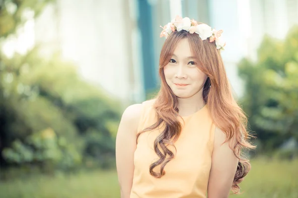 Schön lächeln junge asiatische Frau auf der grünen Wiese — Stockfoto