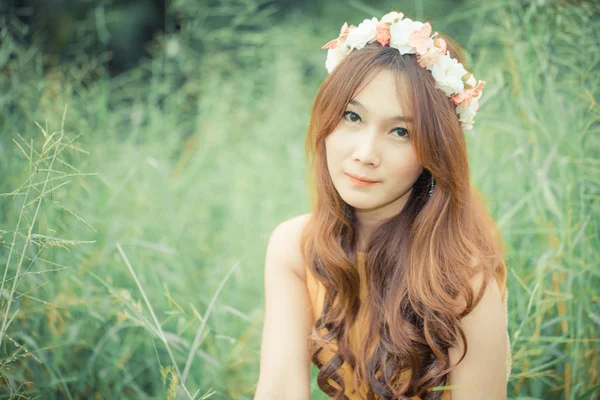 Asiatique thai femme assis dans vert herbe champ prairie — Photo