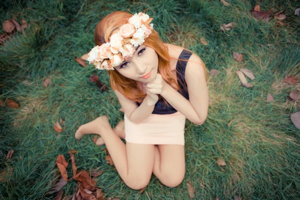 Güzel genç Asyalı kadın kahverengi izni ile yeşil çayır üzerinde — Stok fotoğraf