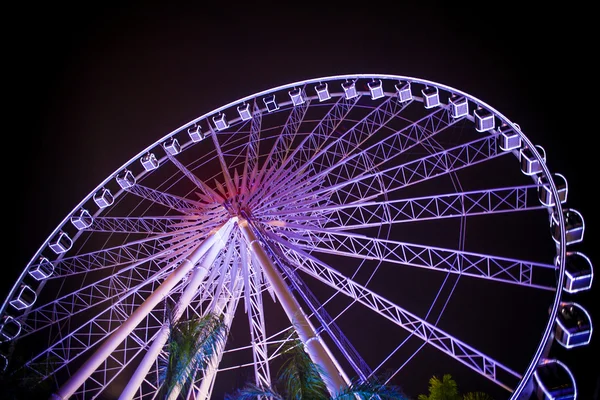 Rueda de la fortuna en movimiento en el parque de atracciones — Foto de Stock